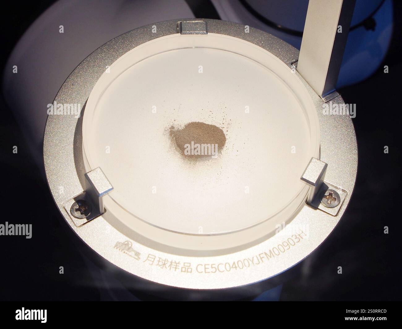PECHINO, CINA - 29 DICEMBRE 2024 - Un "campione lunare" viene esposto alla mostra "Chiaking the Moon - Lunar Sample Exhibition of China Lunar Exploration Proj Foto Stock