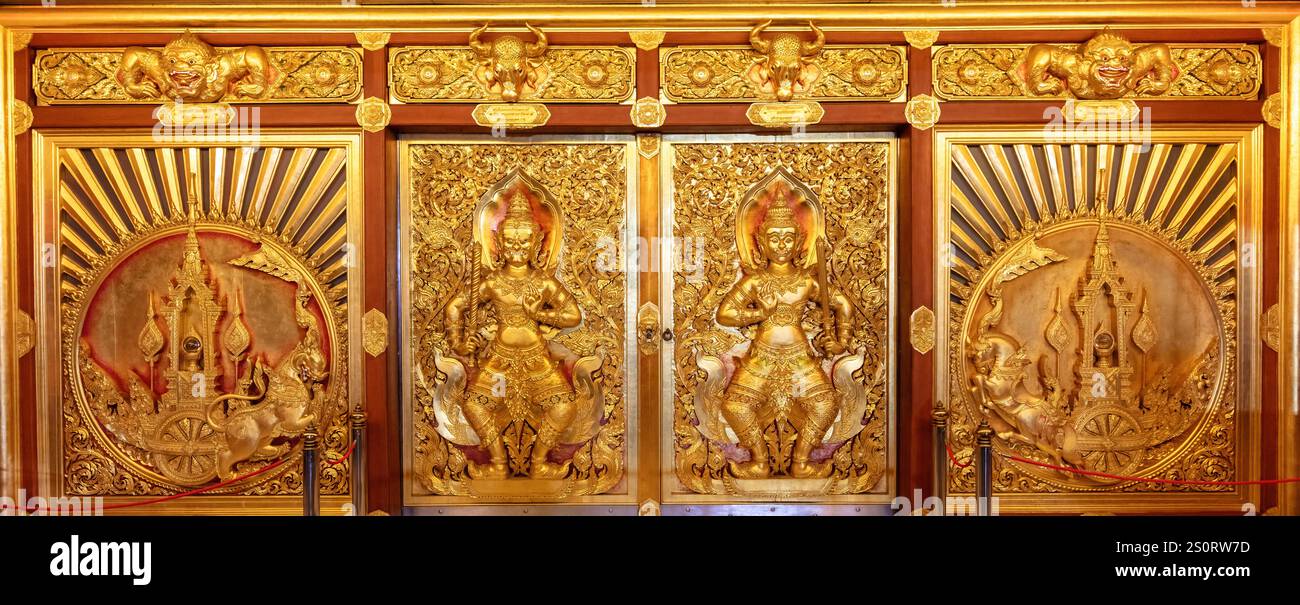 Porte dorate ornate con intricate decorazioni, all'ingresso del gigante stupa bianco, al tempio di Wat Paknam Phasi Charoen a Bangkok, Thaila Foto Stock