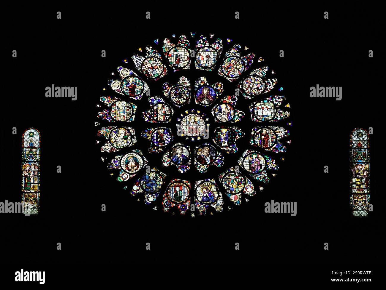 Le vetrate colorate illuminano la Cattedrale di Saint-Etienne a Tolosa, mostrando il suo patrimonio artistico. Foto Stock