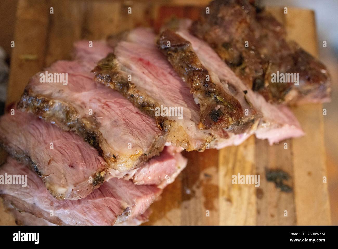 Carne arrosto a fette su un tagliere di legno Foto Stock