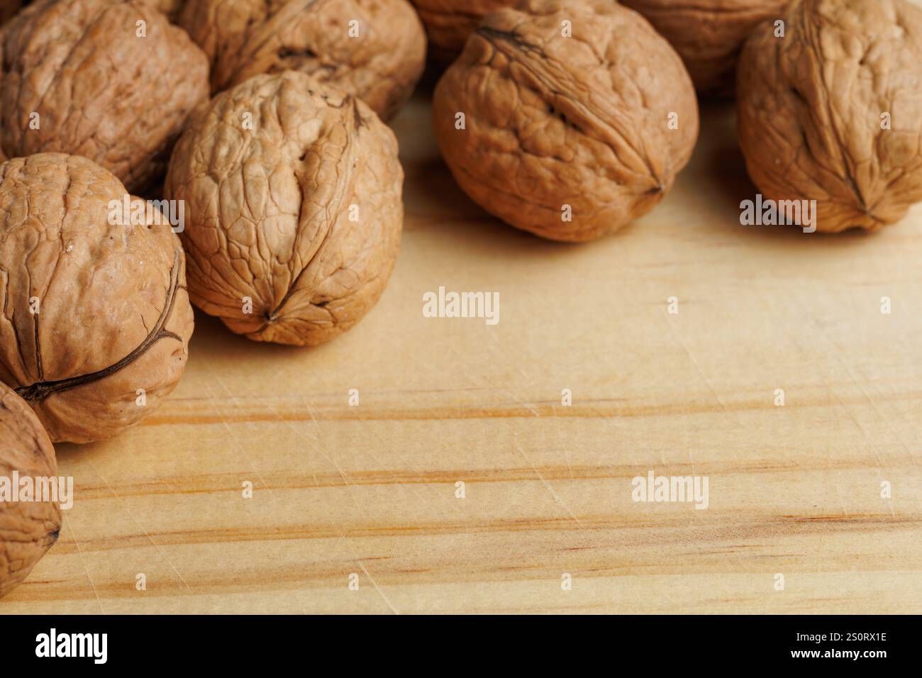 Primo piano di noci nel guscio sul piano della cucina Foto Stock