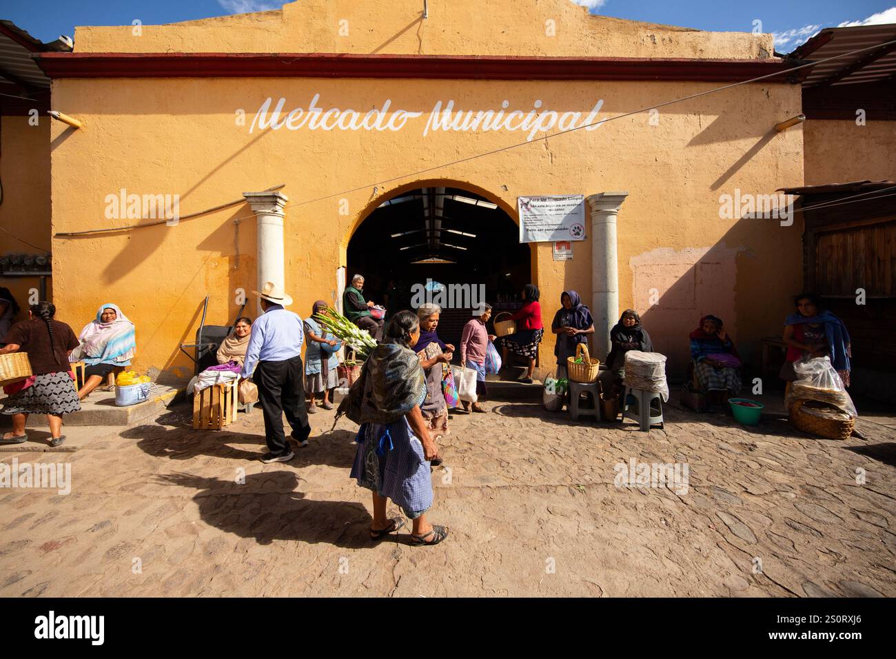 Teotitlan del Valle, Oaxaca Messico; 1 novembre 2024: Atmosfera al mercato alimentare di una comunità indigena nella valle di Oaxaca. Foto Stock