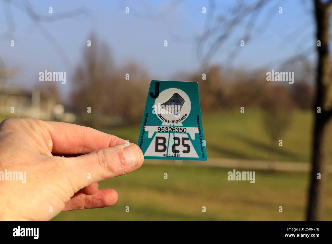 29.12.2024, Pasching, AUT, Unterwegs in Oberösterreich, Themenbild, Verschiedene Themenbilder, Symbolbild, im Bild Vignette 2025, Autobahnvignette, Maut, Autobahnpickerl, Verkehr, Asfinag, *** 29 12 2024, Pasching, AUT, on the Road in Upper Austria, immagine a tema, varie immagini a tema, immagine simbolo, in the picture vignette 2025, vignetta autostradale, pedaggio, autoadesivo, traffico, Asfinag, Foto Stock