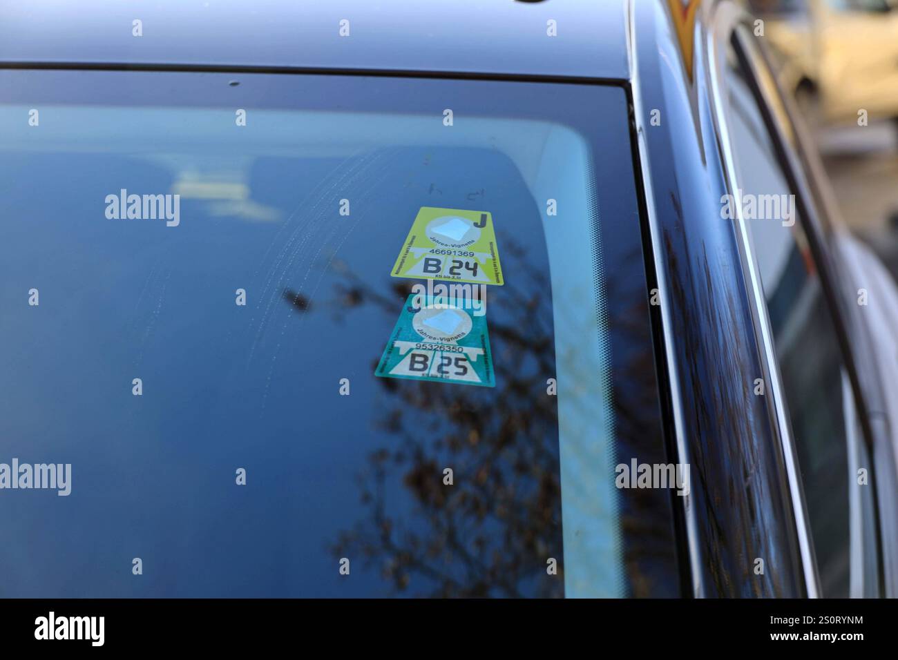 29.12.2024, Pasching, AUT, Unterwegs in Oberösterreich, Themenbild, Verschiedene Themenbilder, Symbolbild, im Bild Vignette 2025, Autobahnvignette, Maut, Autobahnpickerl, Verkehr, Asfinag, *** 29 12 2024, Pasching, AUT, on the Road in Upper Austria, immagine a tema, varie immagini a tema, immagine simbolo, in the picture vignette 2025, vignetta autostradale, pedaggio, autoadesivo, traffico, Asfinag, Foto Stock