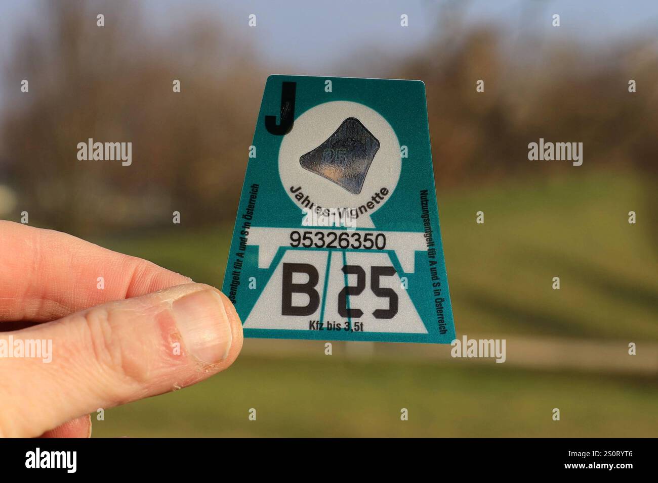 29.12.2024, Pasching, AUT, Unterwegs in Oberösterreich, Themenbild, Verschiedene Themenbilder, Symbolbild, im Bild Vignette 2025, Autobahnvignette, Maut, Autobahnpickerl, Verkehr, Asfinag, *** 29 12 2024, Pasching, AUT, on the Road in Upper Austria, immagine a tema, varie immagini a tema, immagine simbolo, in the picture vignette 2025, vignetta autostradale, pedaggio, autoadesivo, traffico, Asfinag, Foto Stock