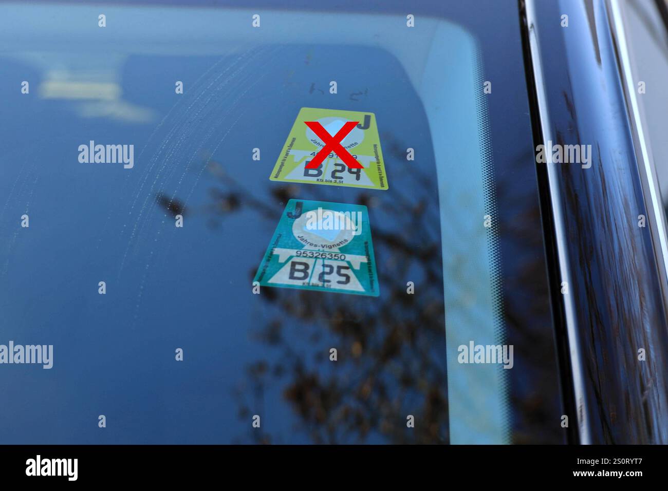 29.12.2024, Pasching, AUT, Unterwegs in Oberösterreich, Themenbild, Verschiedene Themenbilder, Symbolbild, im Bild Vignette 2025, Autobahnvignette, Maut, Autobahnpickerl, Verkehr, Asfinag, *** 29 12 2024, Pasching, AUT, on the Road in Upper Austria, immagine a tema, varie immagini a tema, immagine simbolo, in the picture vignette 2025, vignetta autostradale, pedaggio, autoadesivo, traffico, Asfinag, Foto Stock