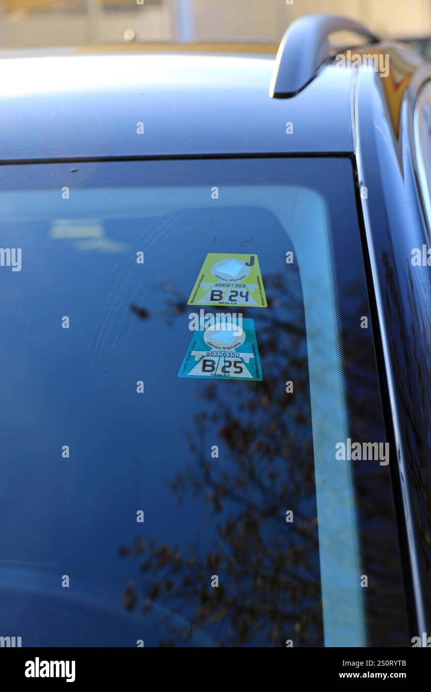 29.12.2024, Pasching, AUT, Unterwegs in Oberösterreich, Themenbild, Verschiedene Themenbilder, Symbolbild, im Bild Vignette 2025, Autobahnvignette, Maut, Autobahnpickerl, Verkehr, Asfinag, *** 29 12 2024, Pasching, AUT, on the Road in Upper Austria, immagine a tema, varie immagini a tema, immagine simbolo, in the picture vignette 2025, vignetta autostradale, pedaggio, autoadesivo, traffico, Asfinag, Foto Stock