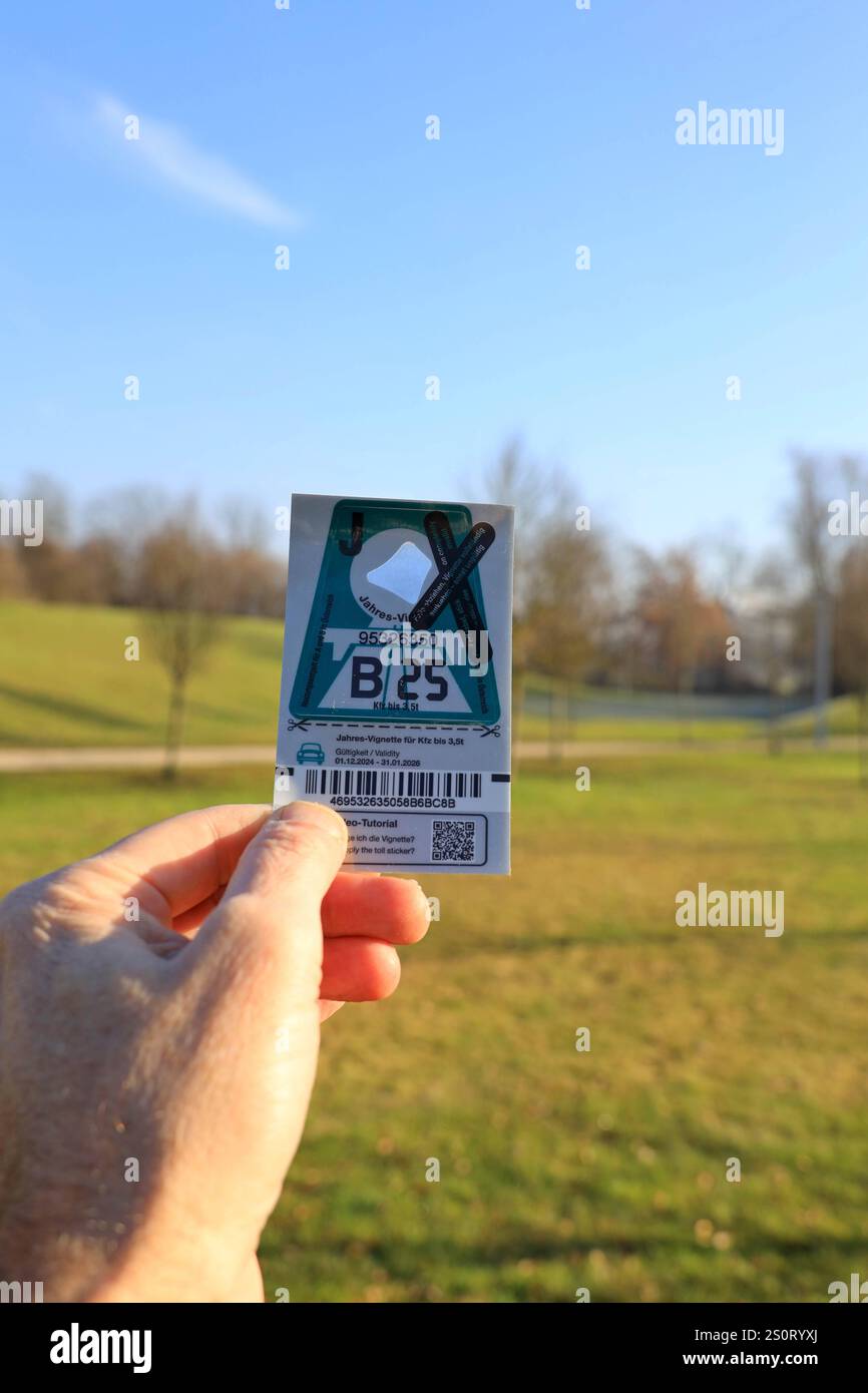 29.12.2024, Pasching, AUT, Unterwegs in Oberösterreich, Themenbild, Verschiedene Themenbilder, Symbolbild, im Bild Vignette 2025, Autobahnvignette, Maut, Autobahnpickerl, Verkehr, Asfinag, Foto Stock