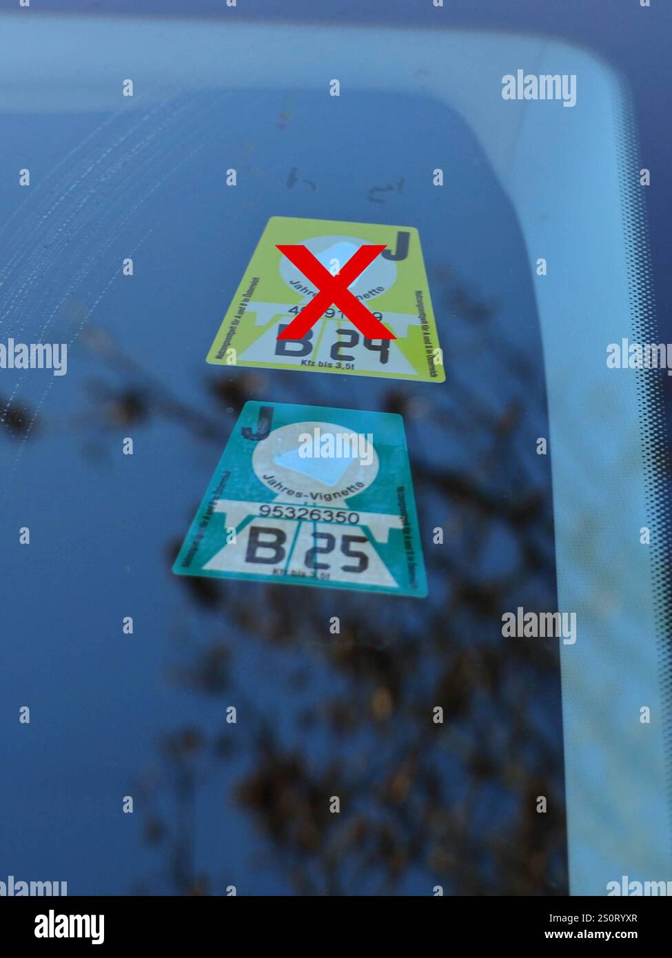 29.12.2024, Pasching, AUT, Unterwegs in Oberösterreich, Themenbild, Verschiedene Themenbilder, Symbolbild, im Bild Vignette 2025, Autobahnvignette, Maut, Autobahnpickerl, Verkehr, Asfinag, Foto Stock