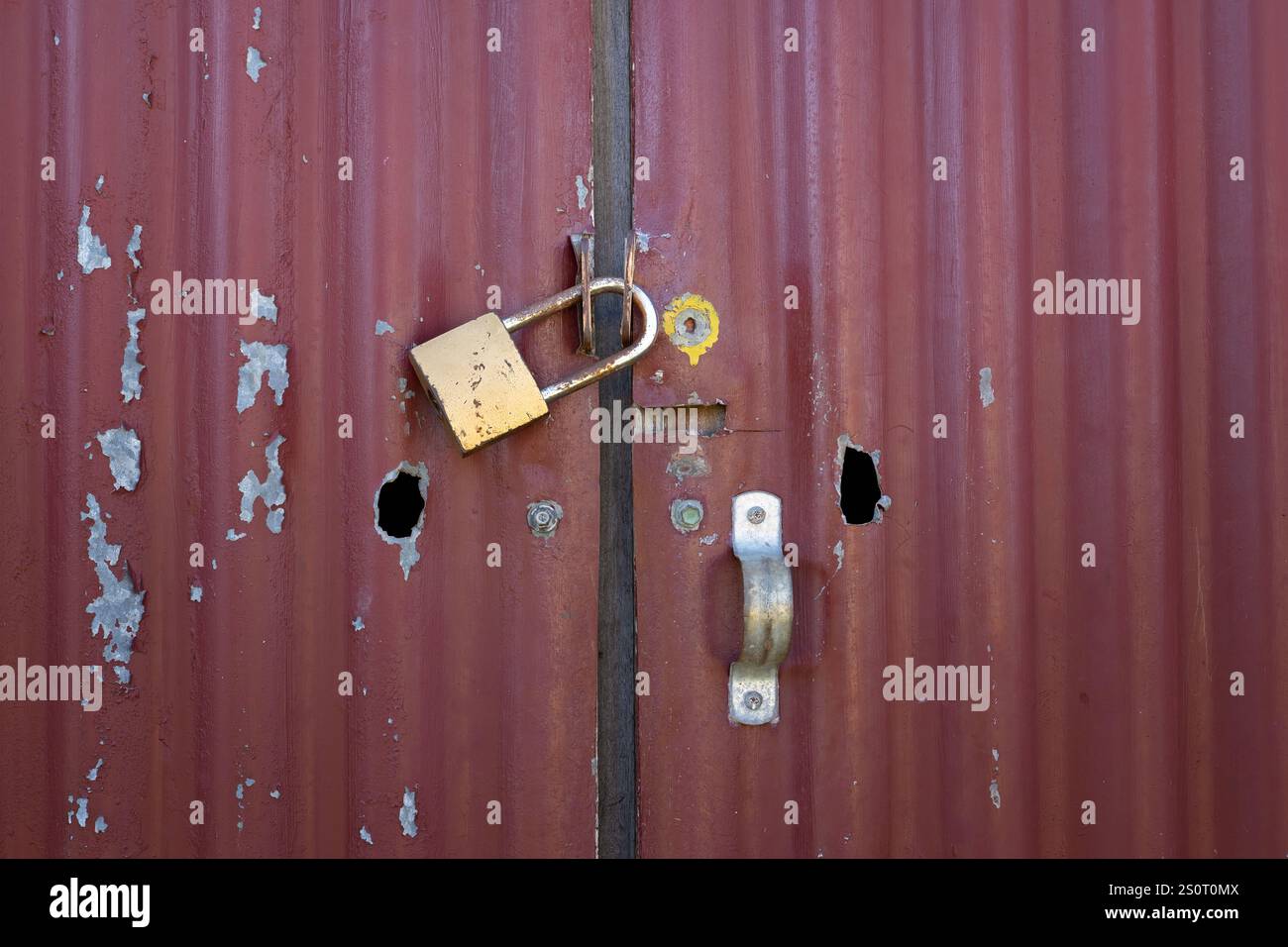 porta a capanna con serratura, ferro ondulato, intemperie, lucchetto di sicurezza chiuso per criminali, sfondo Foto Stock