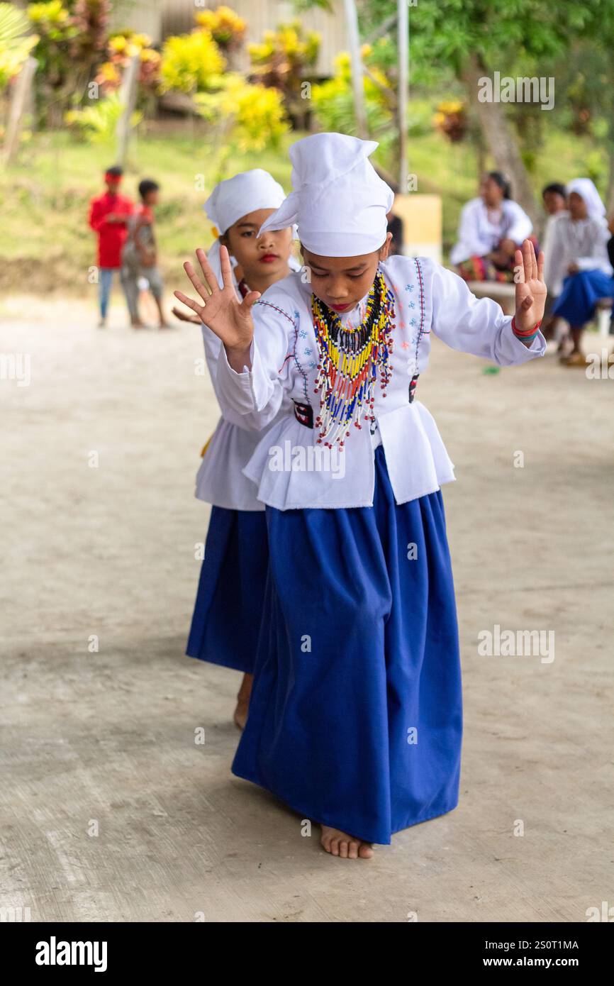 Danza rituale da parte degli Arumanen Manuvu, un gruppo tribale indigeno a Cotabato, Mindanao, nelle Filippine durante una festa tribale Foto Stock