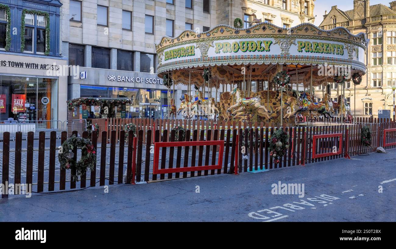 Traditional Carousel o Merry Go Round su George Street, Edimburgo, Scozia, Regno Unito Foto Stock