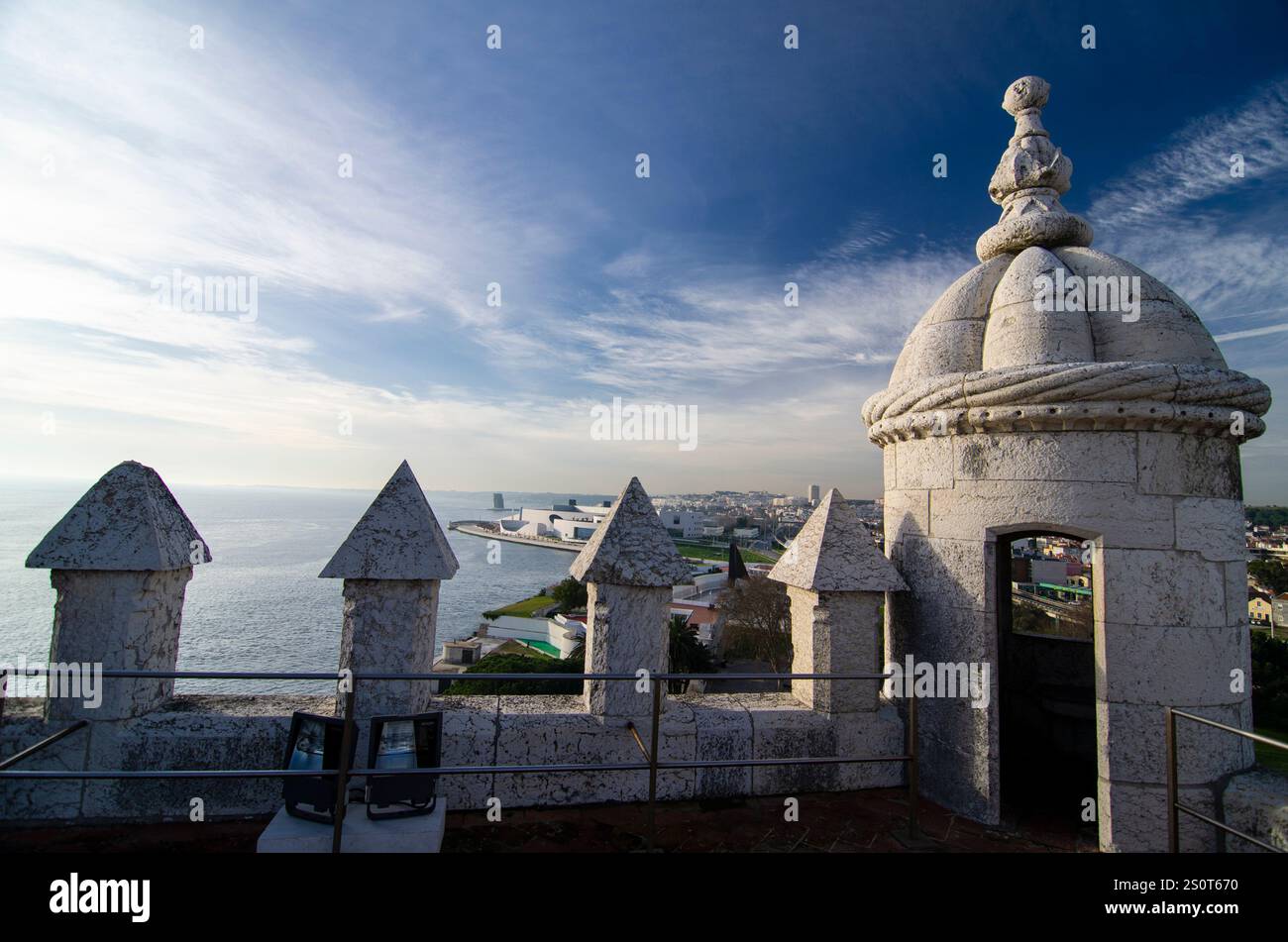 Torre de Belem. Archi in stile Rennaissance. Costruito nel XVI secolo per difendere la foce del fiume Tago. Belem, Lisbona, Portogallo Foto Stock