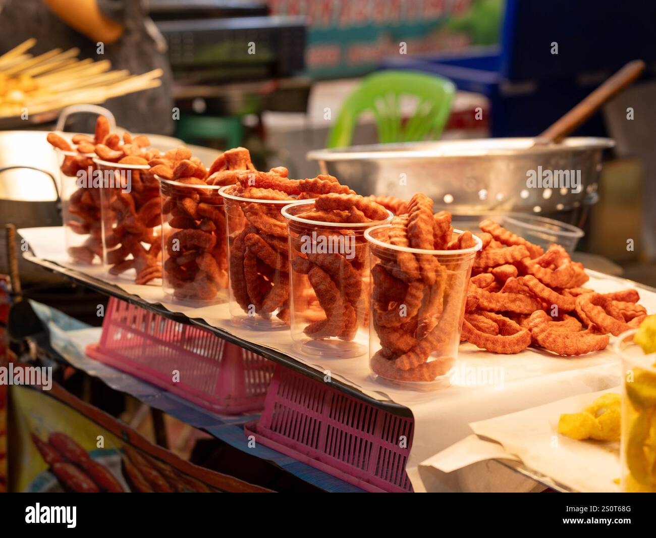Salsicce fritte in tazze di plastica in vendita. Cibo di strada asiatico in Thailandia. Foto Stock