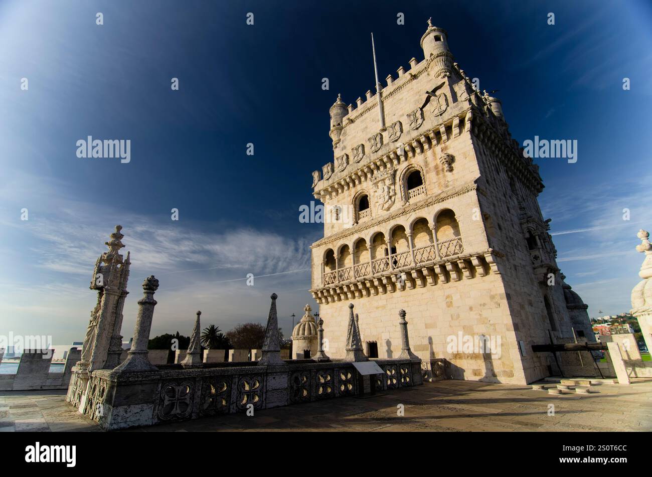 Torre de Belem. Archi in stile Rennaissance. Costruito nel XVI secolo per difendere la foce del fiume Tago. Belem, Lisbona, Portogallo Foto Stock
