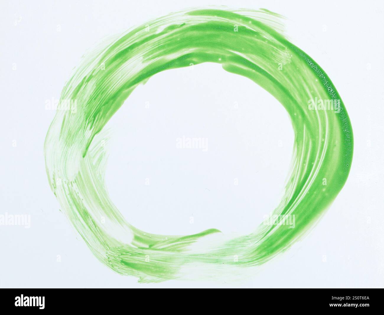 Cerchio dipinto a mano con vernice verde acquerello su sfondo di carta bianca. Elemento grafico. Foto Stock