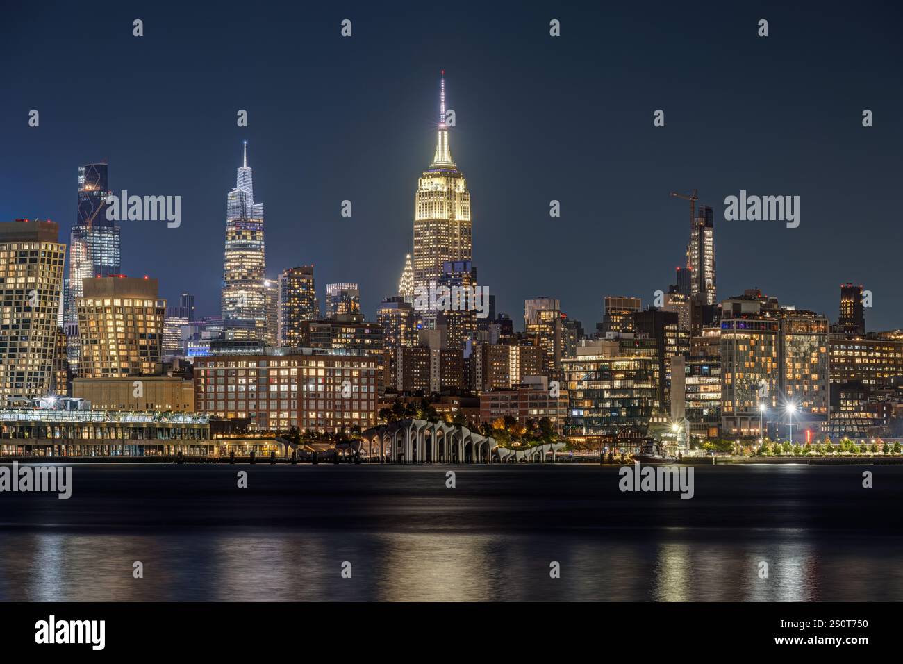 Lo skyline di Midtown Manhattan a New York con il famoso Empire State Building di notte Foto Stock