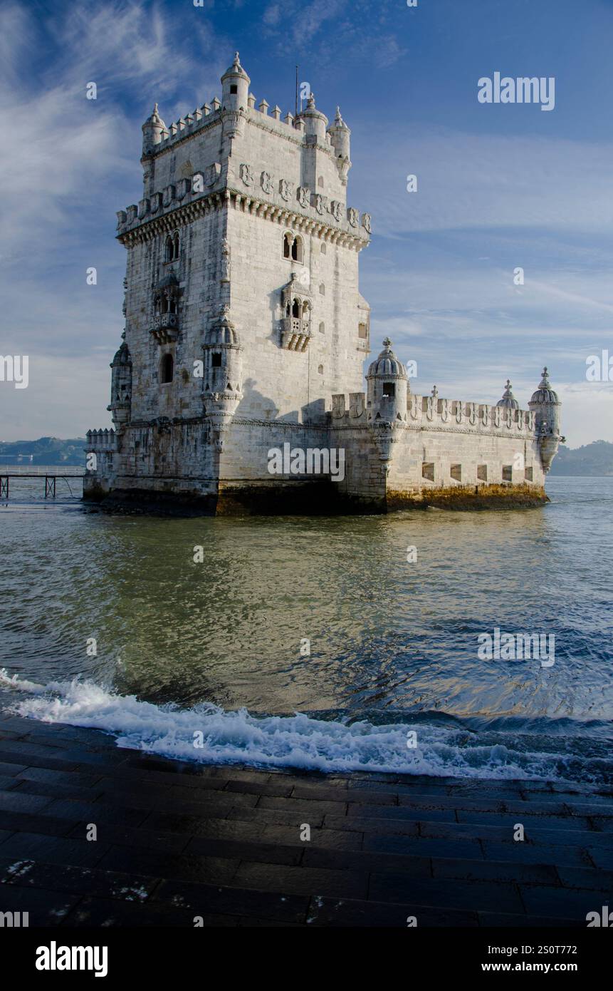 Torre de Belem. Archi in stile Rennaissance. Costruito nel XVI secolo per difendere la foce del fiume Tago. Belem, Lisbona, Portogallo Foto Stock