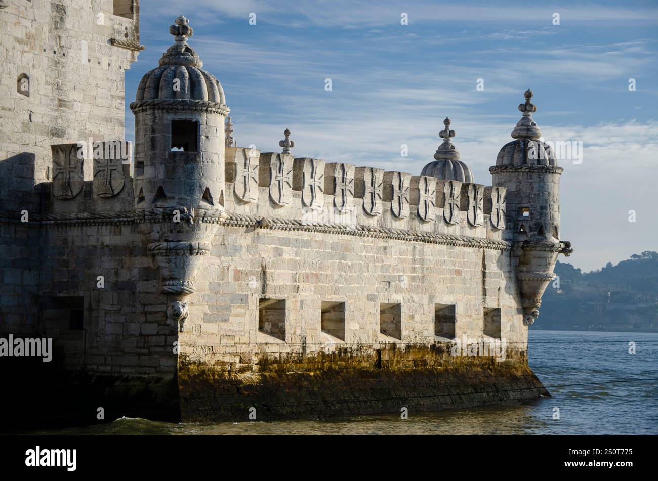 Torre de Belem. Archi in stile Rennaissance. Costruito nel XVI secolo per difendere la foce del fiume Tago. Belem, Lisbona, Portogallo Foto Stock