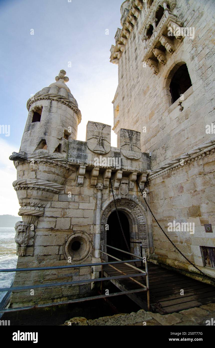 Torre de Belem. Archi in stile Rennaissance. Costruito nel XVI secolo per difendere la foce del fiume Tago. Belem, Lisbona, Portogallo Foto Stock