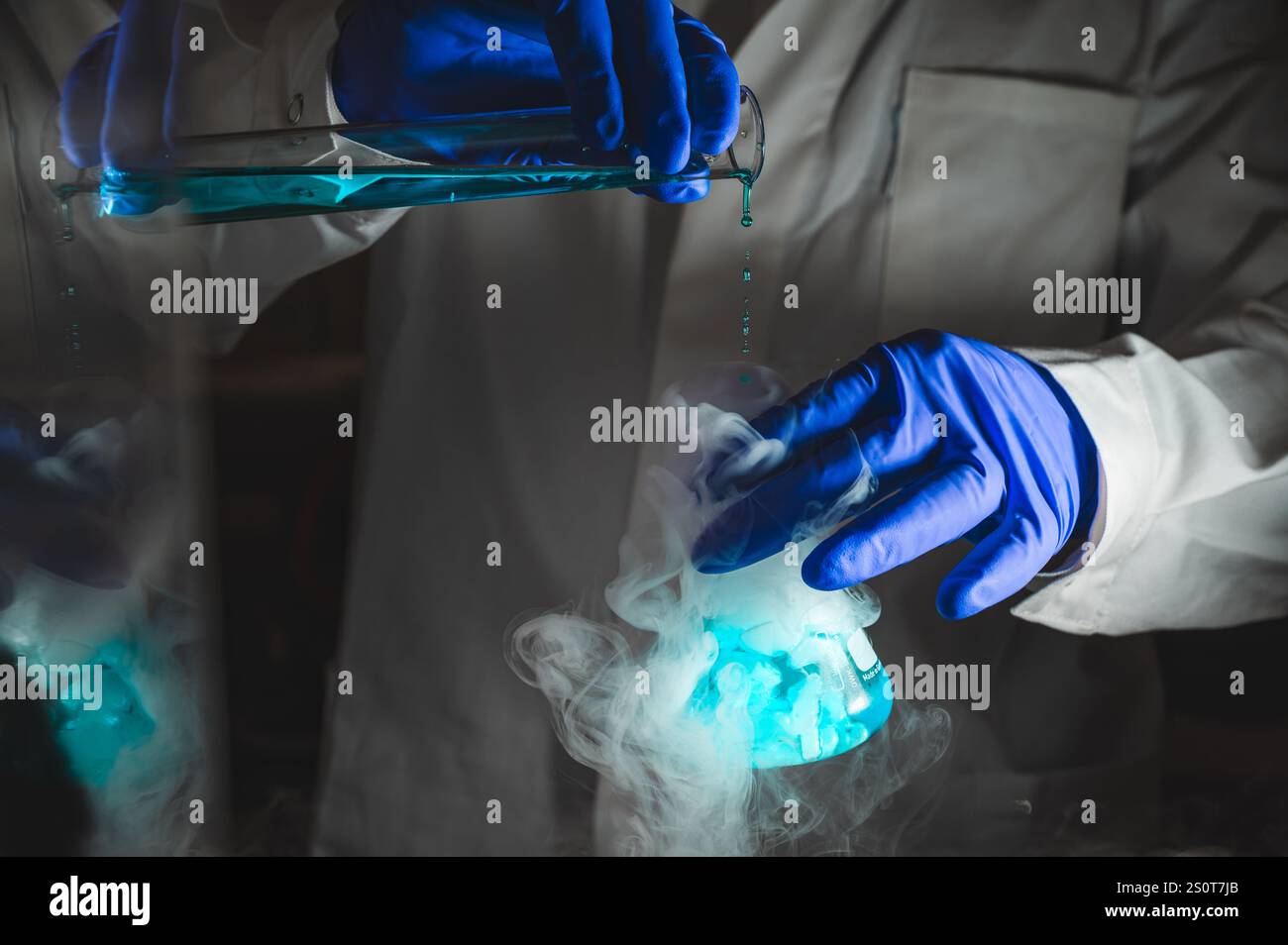 Smoky sperimenta con la soluzione di colore blu. Scienziato che lavora sulla reazione chimica, generando fumo denso da un matraccio di vetro. Copyspace Foto Stock