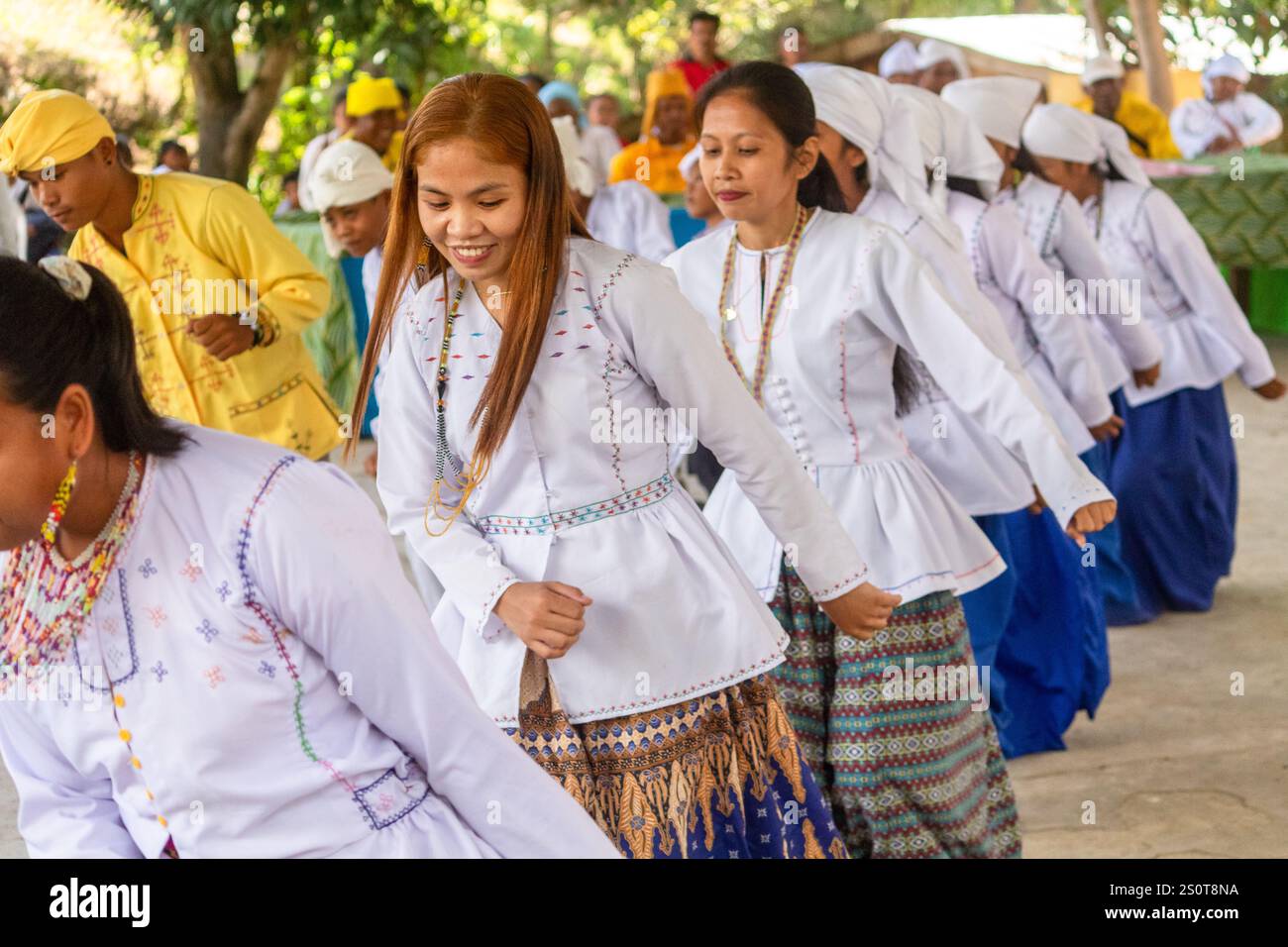 Danza rituale da parte degli Arumanen Manuvu, un gruppo tribale indigeno a Cotabato, Mindanao, nelle Filippine durante una festa tribale Foto Stock
