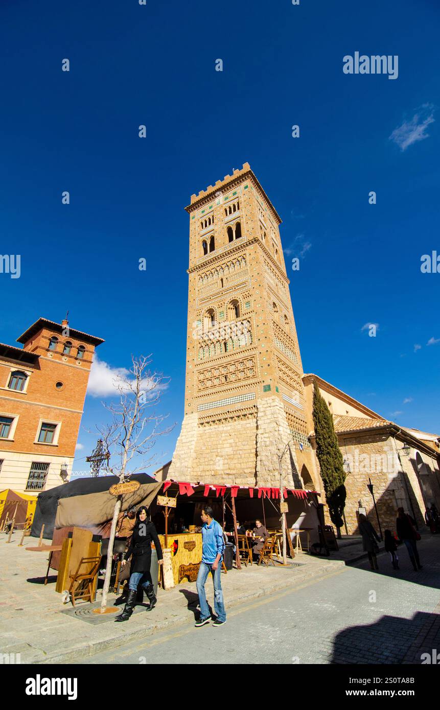 La torre mudejar di San Martin durante la storia d'amore medievale celebrata ogni anno dal 1996 a Teruel è chiamata la celebrazione di Las Bodas de Isabel d Foto Stock