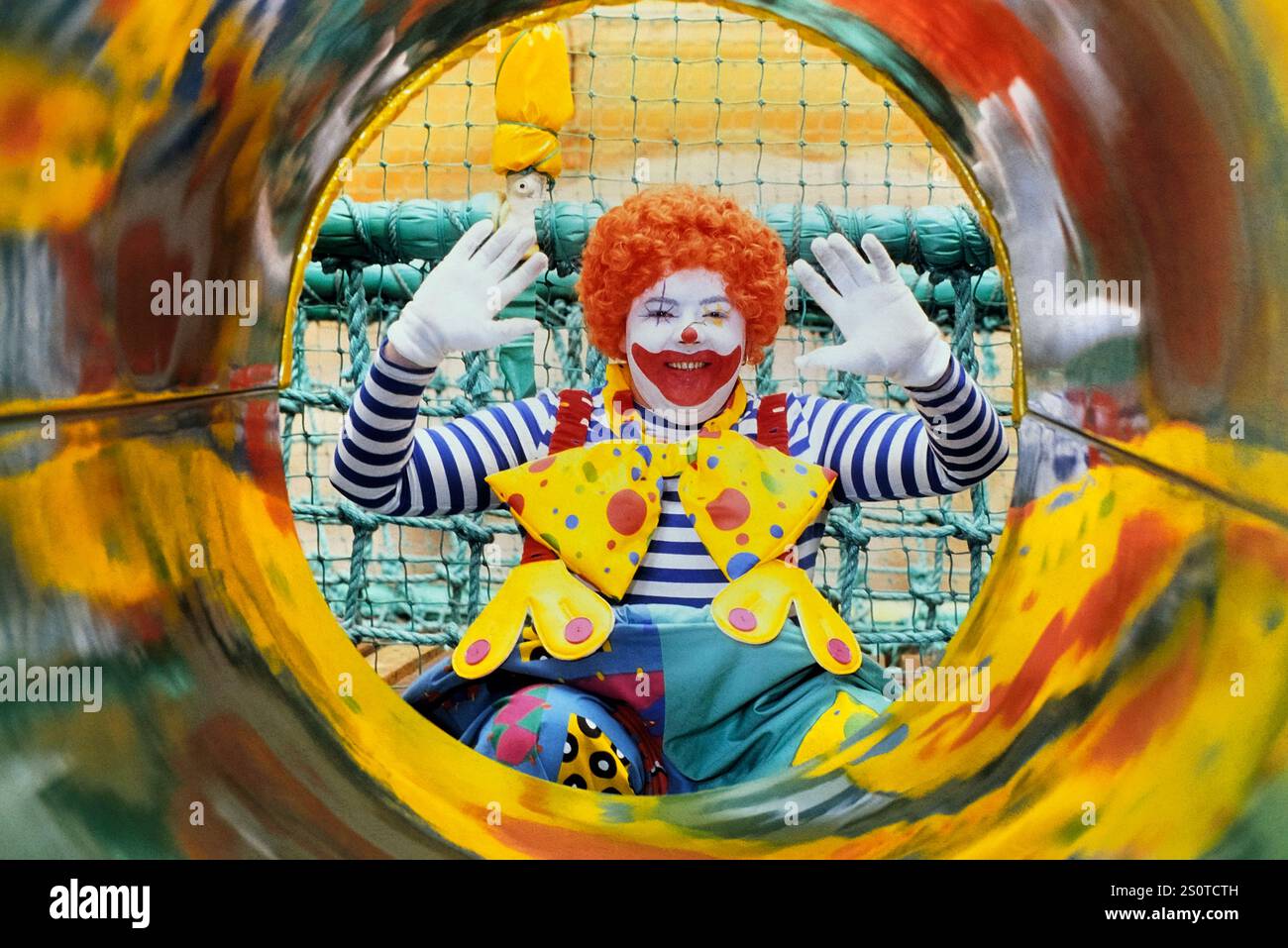 Clown in costume che saluta e sorride, Blackpool Tower, Lancashire, Inghilterra, Regno Unito Foto Stock