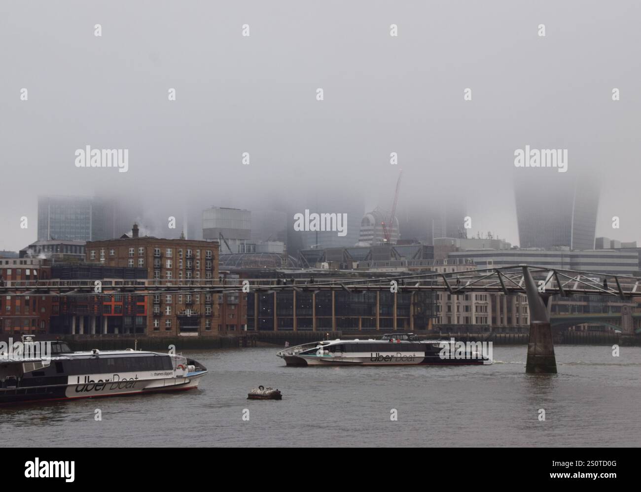 Londra, Regno Unito. 29 dicembre 2024. Una vista di uno skyline quasi completamente oscurato della City of London mentre la fitta nebbia scende sulla capitale. Crediti: Vuk Valcic/Alamy Live News Foto Stock