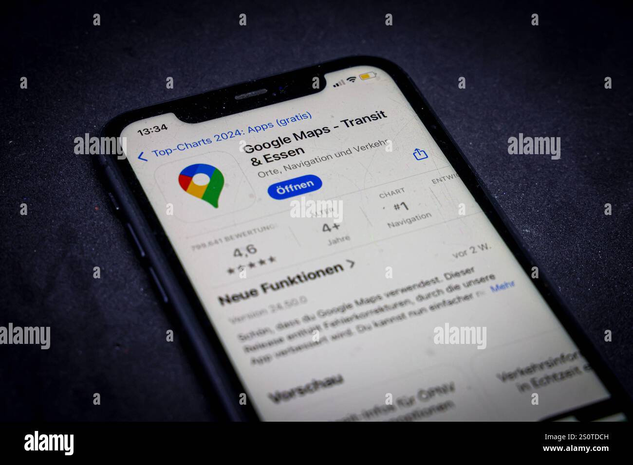 Apple App Store auf einem iPhone. Top-Charts 2024 Gratis-Apps Google Maps - Transit & Essen // 29.12.2024 *** Apple App Store su un iPhone Top Charts 2024 applicazioni gratuite Google Maps Transit Essen 29 12 2024 Foto Stock