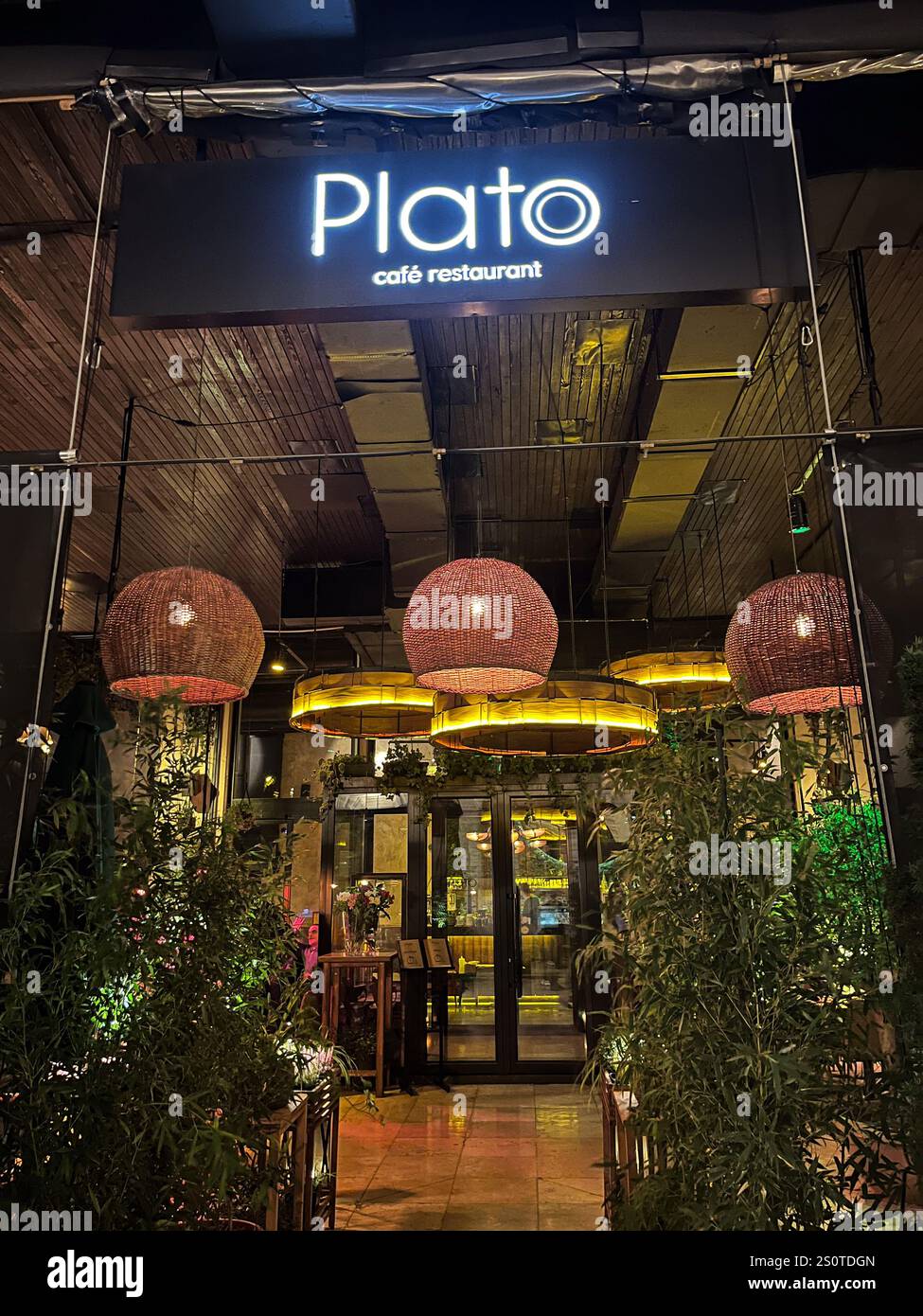 Belgrado, Serbia - 13 settembre 2024: Plato Restaurant - un delizioso rifugio nel cuore di Belgrado. Cucina internazionale e vini fatti in casa. Alto Foto Stock