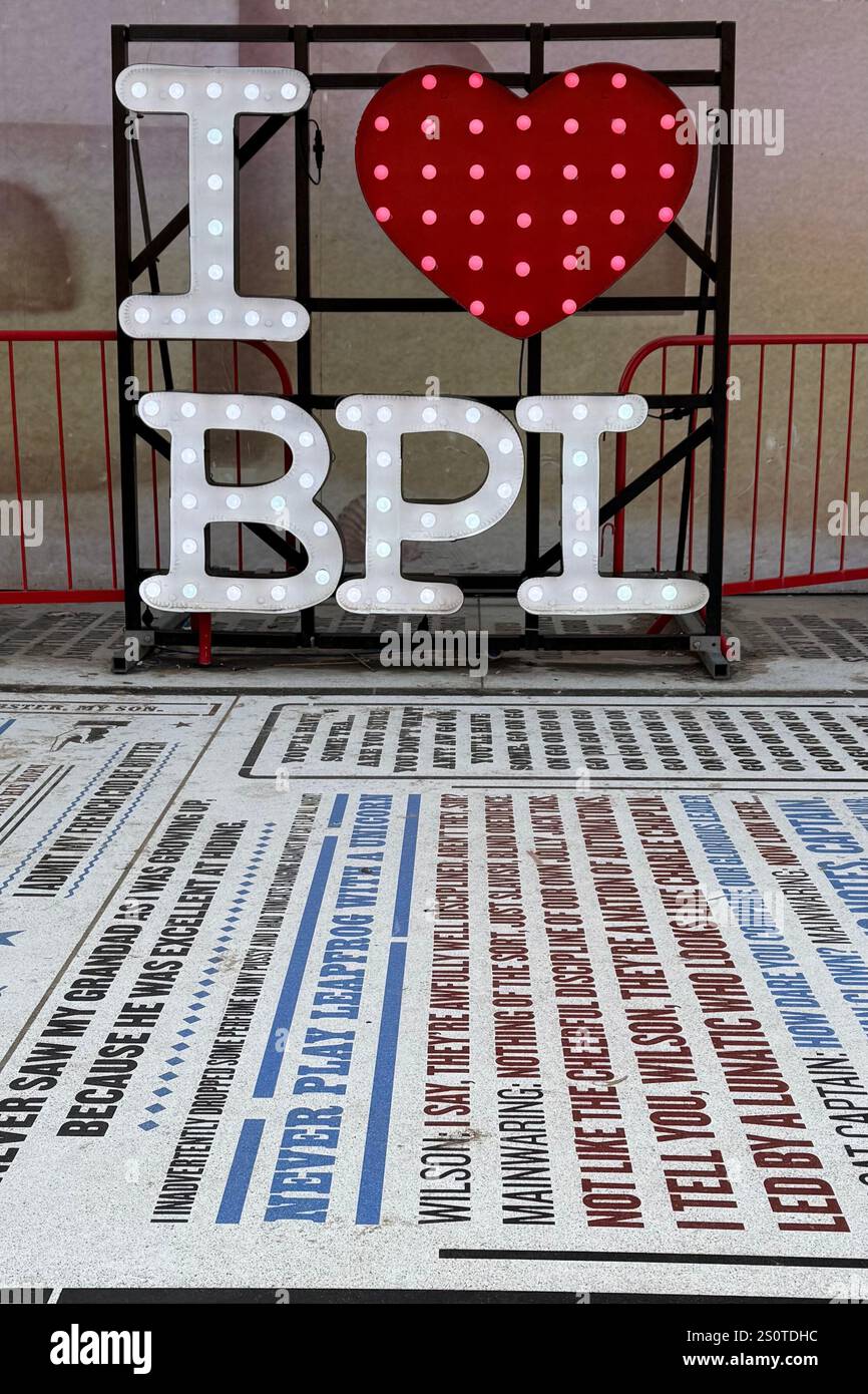 I Love (Heart) Blackpool è un cartello illuminato sul mosaico di tappeti sulla passeggiata centrale di Blackpool durante il mercato invernale Foto Stock