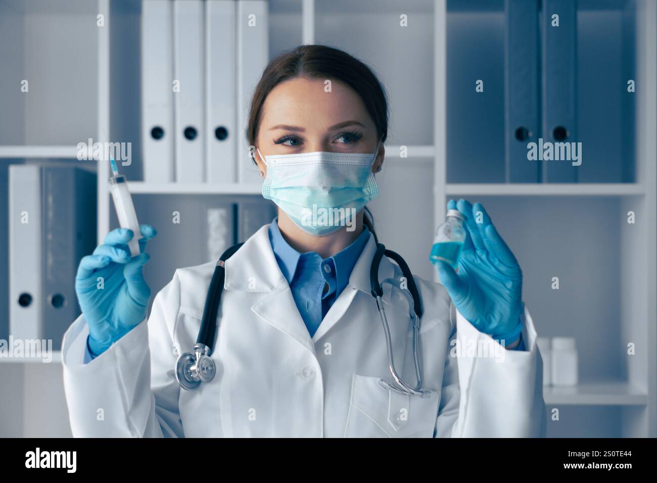 Un professionista medico qualificato sta analizzando diligentemente campioni di vaccino all'interno di un laboratorio di stato, garantendo sia la sicurezza che l'efficacia Foto Stock