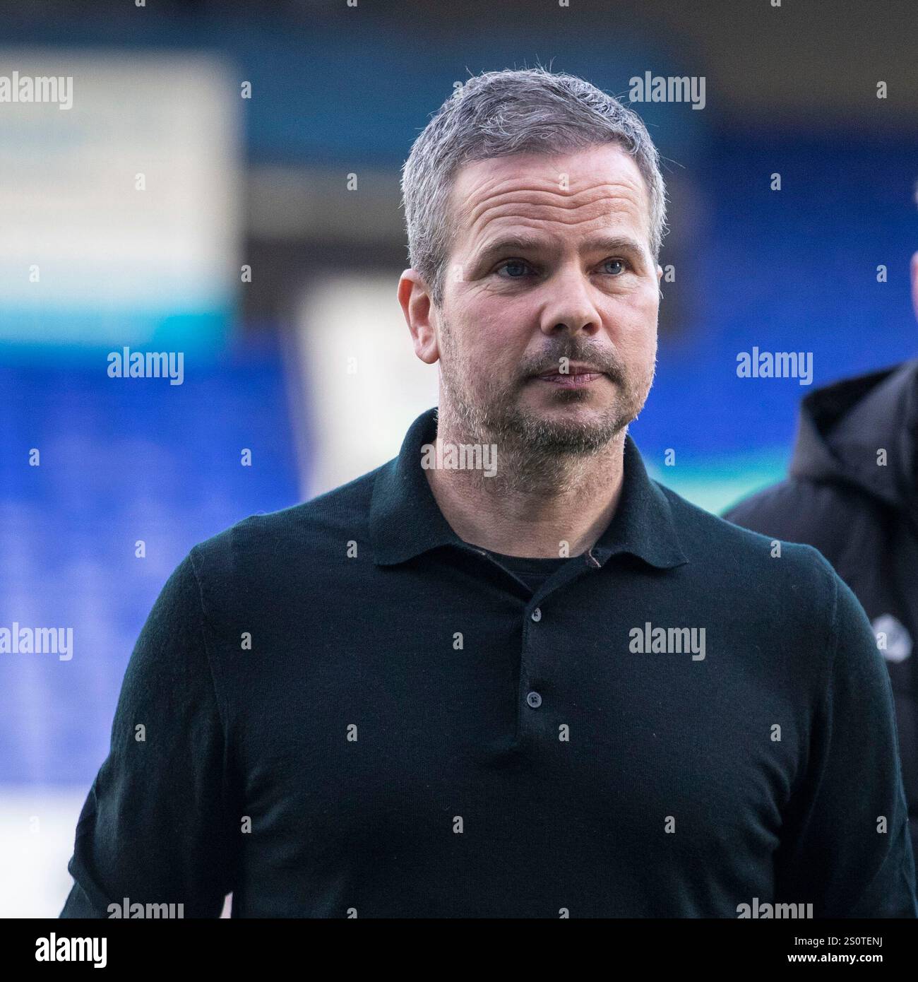 Il manager del Barrow A.F.C. Stephen Clemence durante l'ispezione del campo durante la partita di Sky Bet League 2 tra Tranmere Rovers e Barrow a Prenton Park, Birkenhead, domenica 29 dicembre 2024. (Foto: Mike Morese | notizie mi) Foto Stock