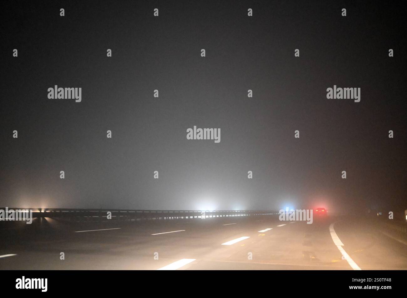 Neblige, Diesige Autobahn A 45 Sauerlandlinie in der Nähe von Herborn / Lahn-Dill-Kreis. Neblige Autobahn Sauerlandlinie *** autostrada nebulosa A 45 Sauerlandlinie vicino all'autostrada Herborn Lahn Dill Kreis Foggy Sauerlandlinie Foto Stock