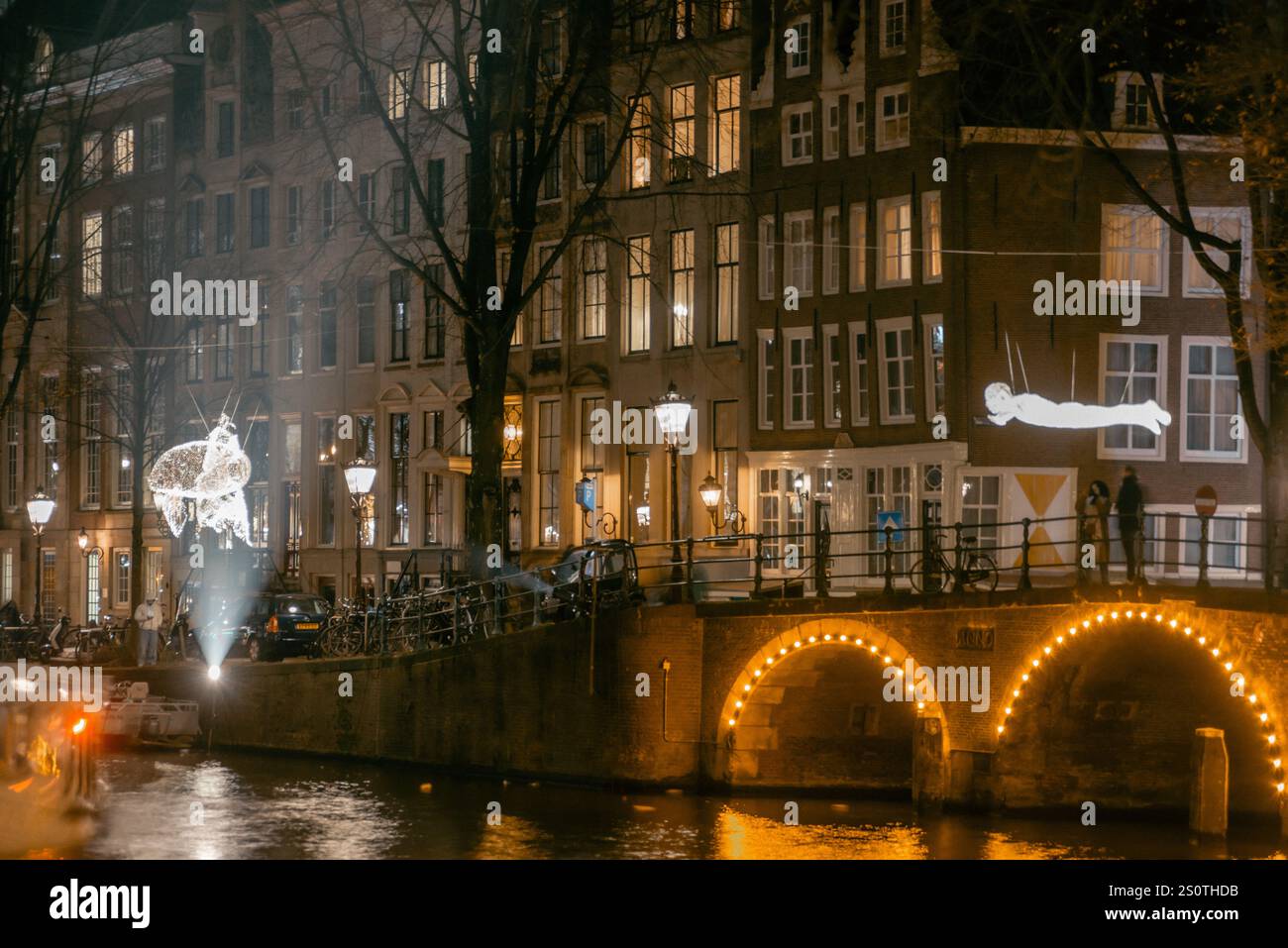 30.11.2024 Amsterdam, Paesi Bassi, tradizionale Festival delle luci sui canali di Amsterdam, attrazioni turistiche e possibilità per gli artisti di presentare il proprio Foto Stock