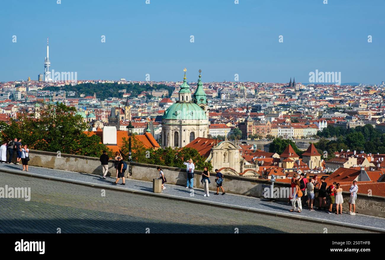 Vista di Praga dal cortile d'ingresso del Castello di Praga. Praga, Cechia, Repubblica Ceca. Foto Stock