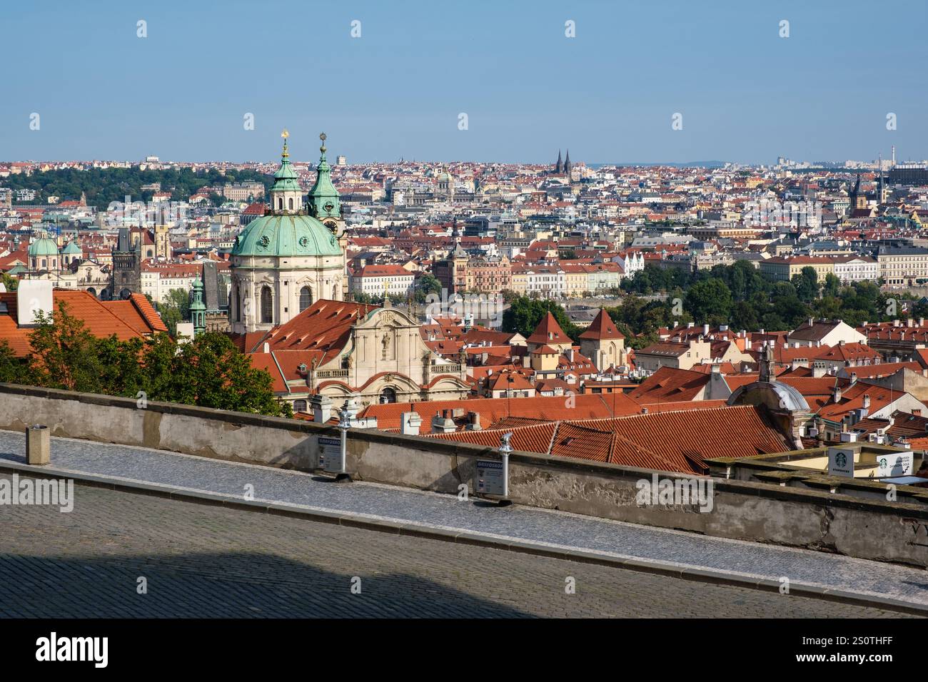 Vista di Praga dal cortile d'ingresso del Castello di Praga. Praga, Cechia, Repubblica Ceca. Foto Stock