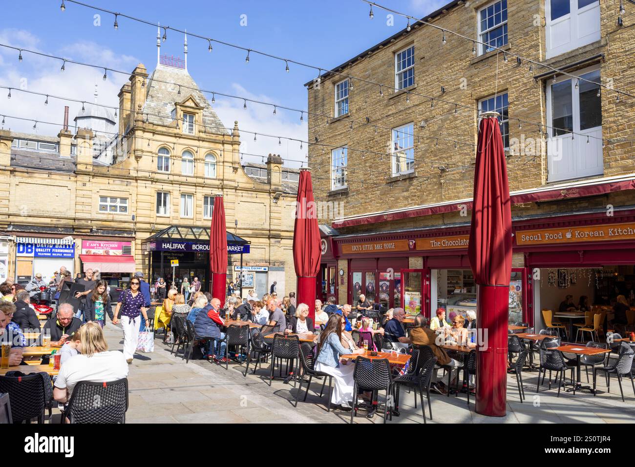 Ingresso all'Halifax Borough Market con persone nei caffè di Carrier Street Halifax Calderdale West Yorkshire Halifax Yorkshire Inghilterra Regno Unito Foto Stock