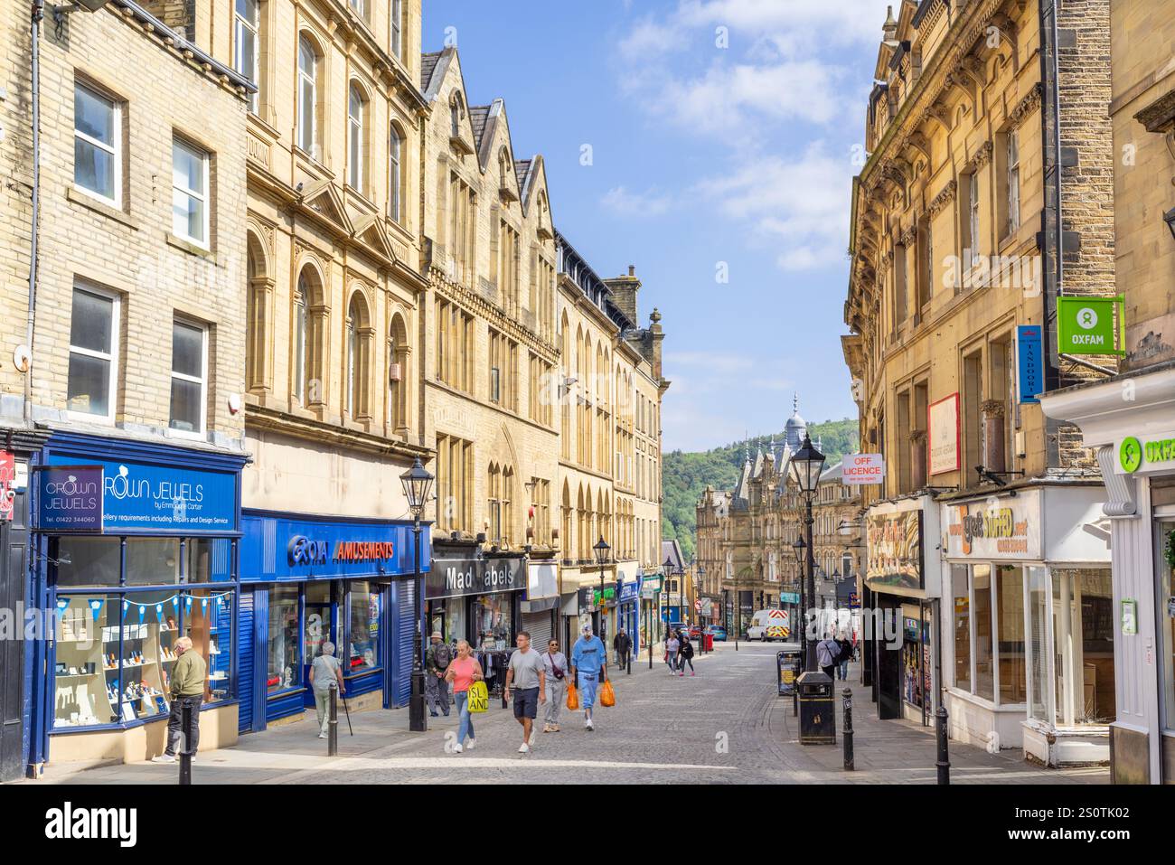 Halifax Town Center uk Crown Street via dello shopping con gente Halifax Calderdale Halifax West Yorkshire Halifax Yorkshire Inghilterra Regno Unito GB Europa Foto Stock