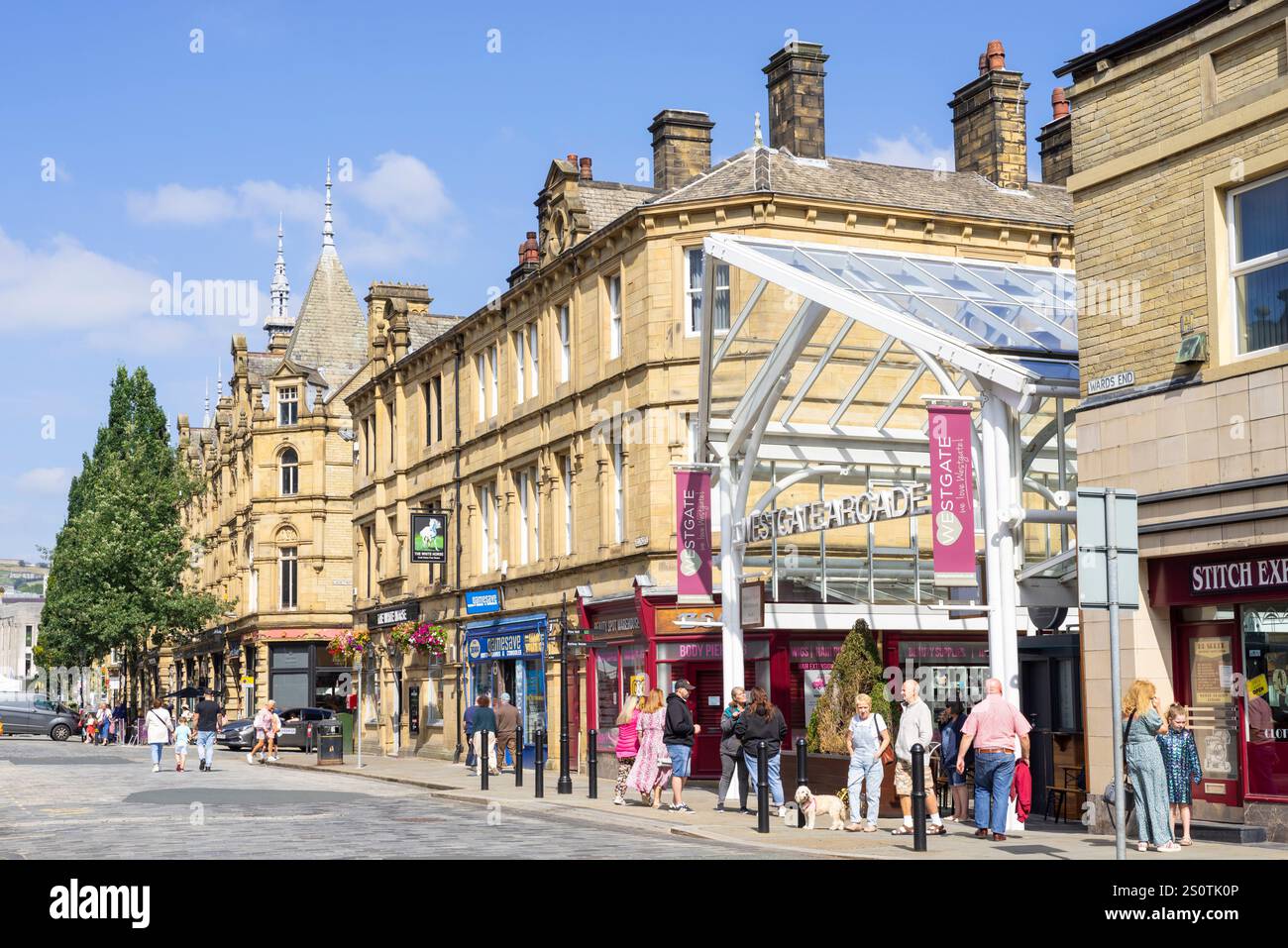 Centro commerciale Halifax Westgate Arcade a Southgate con persone Halifax Calderdale Halifax West Yorkshire Halifax Yorkshire Inghilterra Regno Unito GB Europa Foto Stock