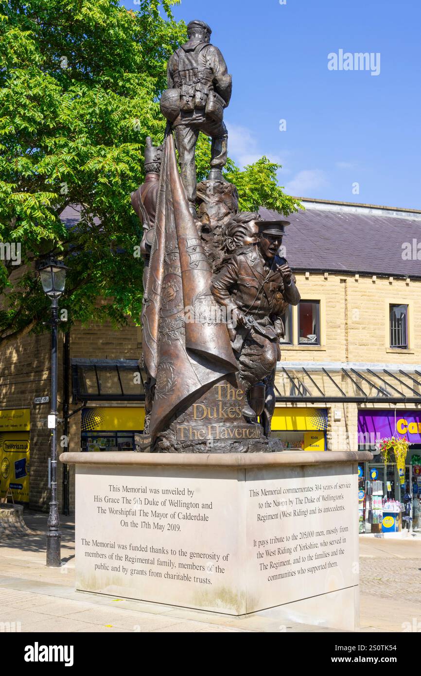 Statua commemorativa del Duke of Wellington Regiment nel centro commerciale Halifax Woolshops Halifax West Yorkshire Calderdale Inghilterra Regno Unito Europa Foto Stock
