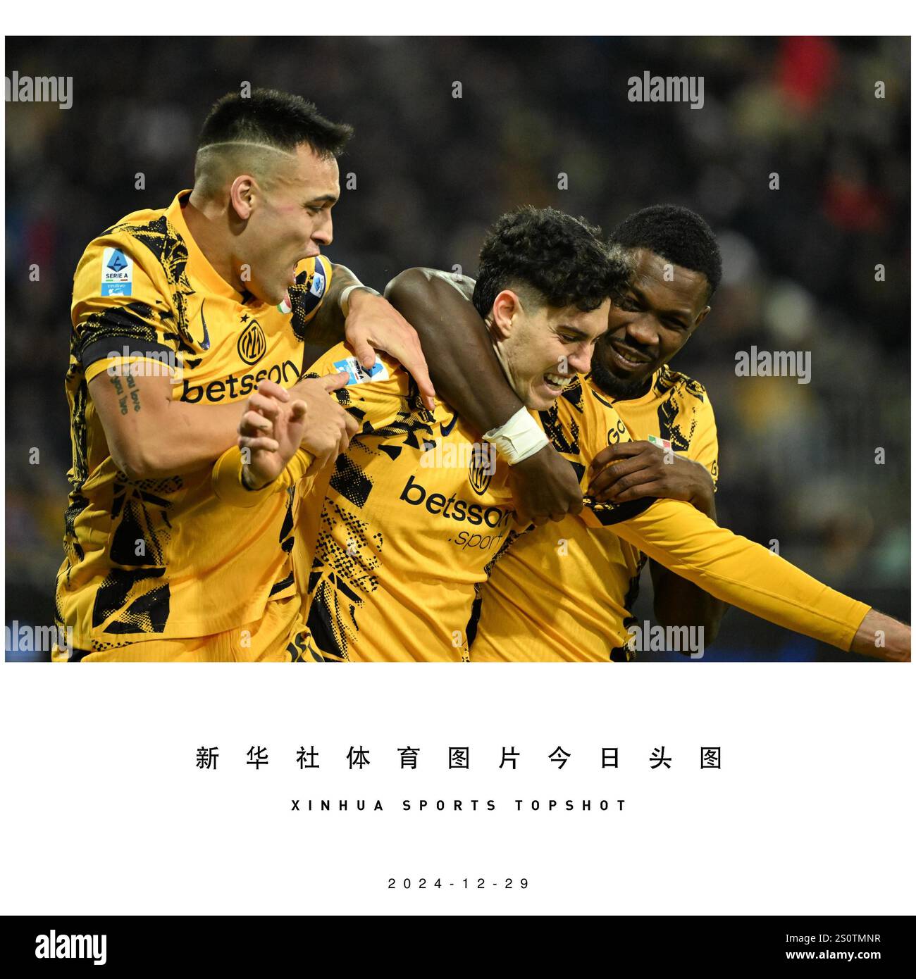 Pechino, Italia. 28 dicembre 2024. Alessandro bastoni (C) di Inter Milan celebra il suo gol con i compagni di squadra Lautaro Martinez (L) e Marcus Thuram durante una partita di serie A tra Cagliari e Inter Milan a Cagliari, Italia, 28 dicembre 2024. Crediti: Diego Petrussi/Xinhua/Alamy Live News Foto Stock Pechino, Italia. 28 dicembre 2024. Alessandro bastoni (C) di Inter Milan celebra il suo gol con i compagni di squadra Lautaro Martinez (L) e Marcus Thuram durante una partita di serie A tra Cagliari e Inter Milan a Cagliari, Italia, 28 dicembre 2024. Crediti: Diego Petrussi/Xinhua/Alamy Live News Foto Stock