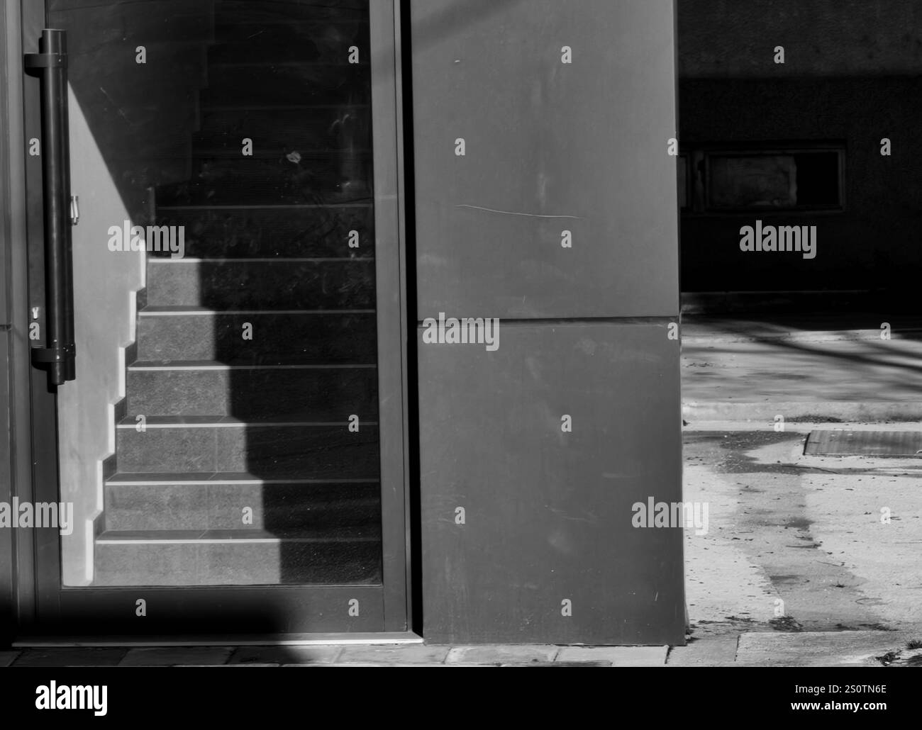 Luce guida: Scala illuminata accanto alla porta d'ingresso Foto Stock Luce guida: Scala illuminata accanto alla porta d'ingresso Foto Stock