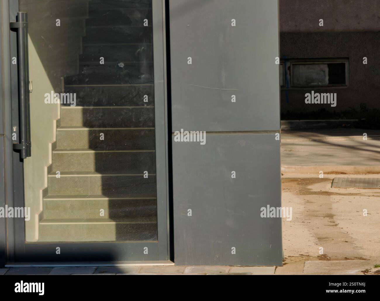 Luce guida: Scala illuminata accanto alla porta d'ingresso Foto Stock Luce guida: Scala illuminata accanto alla porta d'ingresso Foto Stock