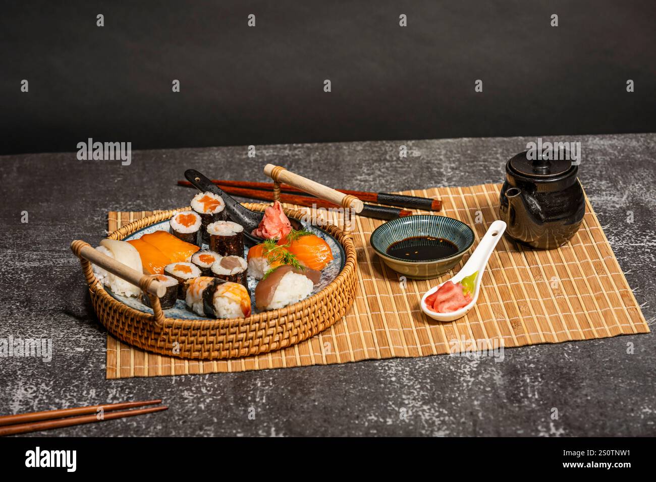la presentazione del sushi è molto importante, poiché ogni pezzo è un'opera d'arte in sé Foto Stock