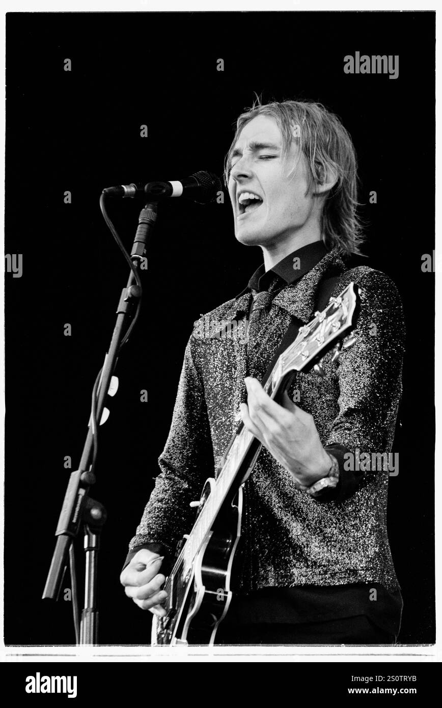 DANIEL JOHNS, SILVERCHAIR, READING FESTIVAL, 1999: Un giovane Daniel Johns chitarrista e cantante della rock band australiana Silverchair che suona una chitarra nera Gibson mentre è in tour con il loro terzo album 'Neon Ballroom' sul Main Stage al Reading Festival, 29 agosto 1999. Foto: Rob Watkins. INFO: Silverchair è stata una rock band australiana formatasi nel 1992, nota per il loro suono ispirato al grunge e per gli stili sperimentali successivi. Guidati da Daniel Johns, hanno raggiunto il successo globale con successi come "Tomorrow" e Frogstomp, evolvendosi in una delle band più iconiche dell'Australia. Foto Stock