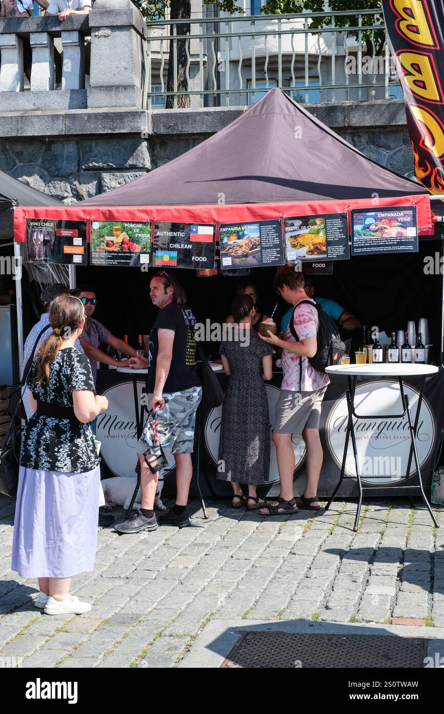 Fine settimana Festival del cibo e dell'artigianato caraibico-ispanico lungo il lungofiume della Moldava. Praga, Cechia, Repubblica Ceca. Foto Stock