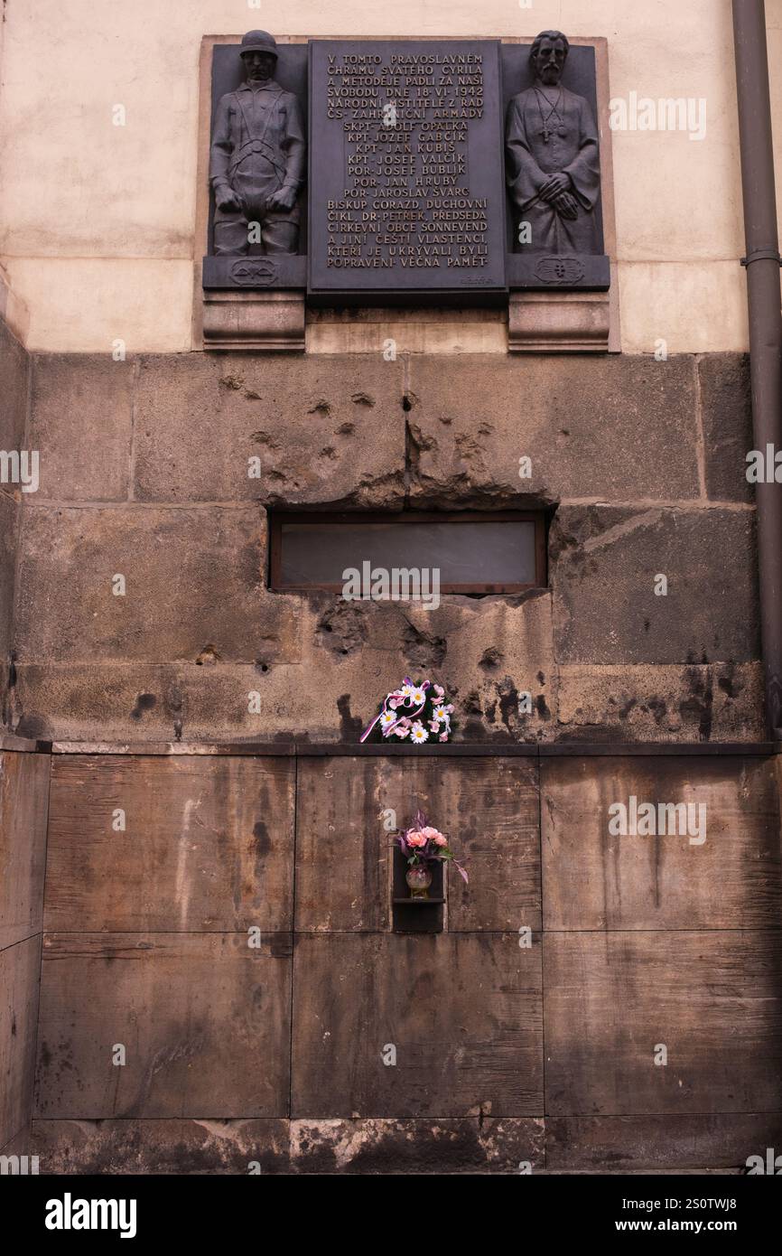 Fori di proiettile nel muro della Chiesa dei Santi. Cirillo e Metodio, Memoriale Nazionale alle vittime del terrore di Heydrich, seconda guerra mondiale, Praga, Cechia. Foto Stock