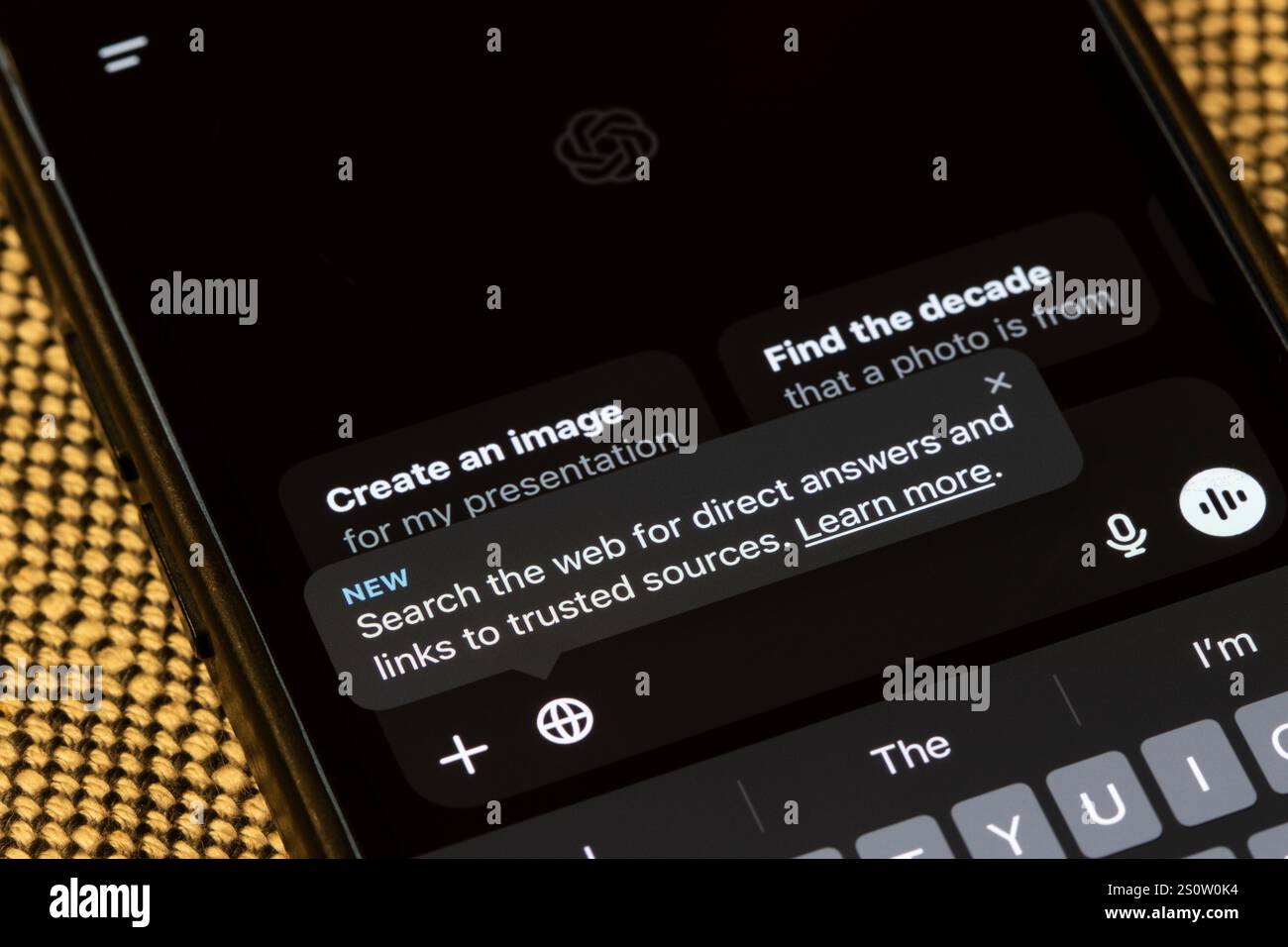 L'app ChatGPT viene lanciata su un iPhone. Per iniziare una ricerca, gli utenti possono fare clic sull'icona di ricerca Web nella casella di testo e immettere una query di ricerca. Foto Stock